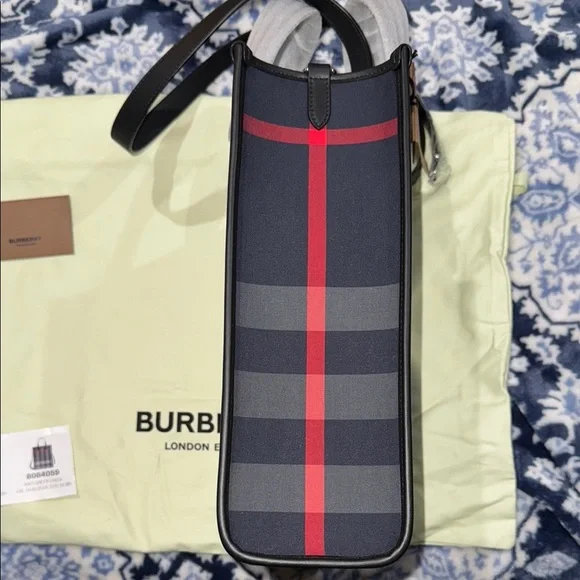 Men’s or Women’s Burberry Navy/Grey Checkered Tote/Messenger Bag! Brand NewW bag